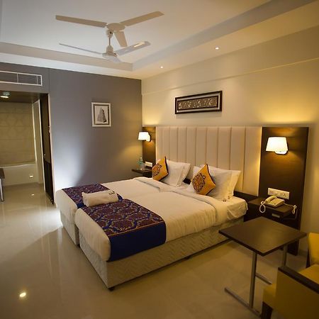 Hotel Ganpat Grand à Palni Extérieur photo