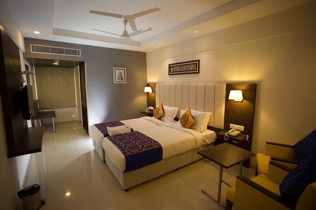 Hotel Ganpat Grand à Palni Extérieur photo