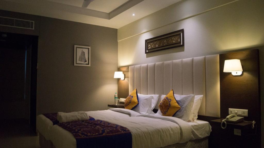 Hotel Ganpat Grand à Palni Extérieur photo