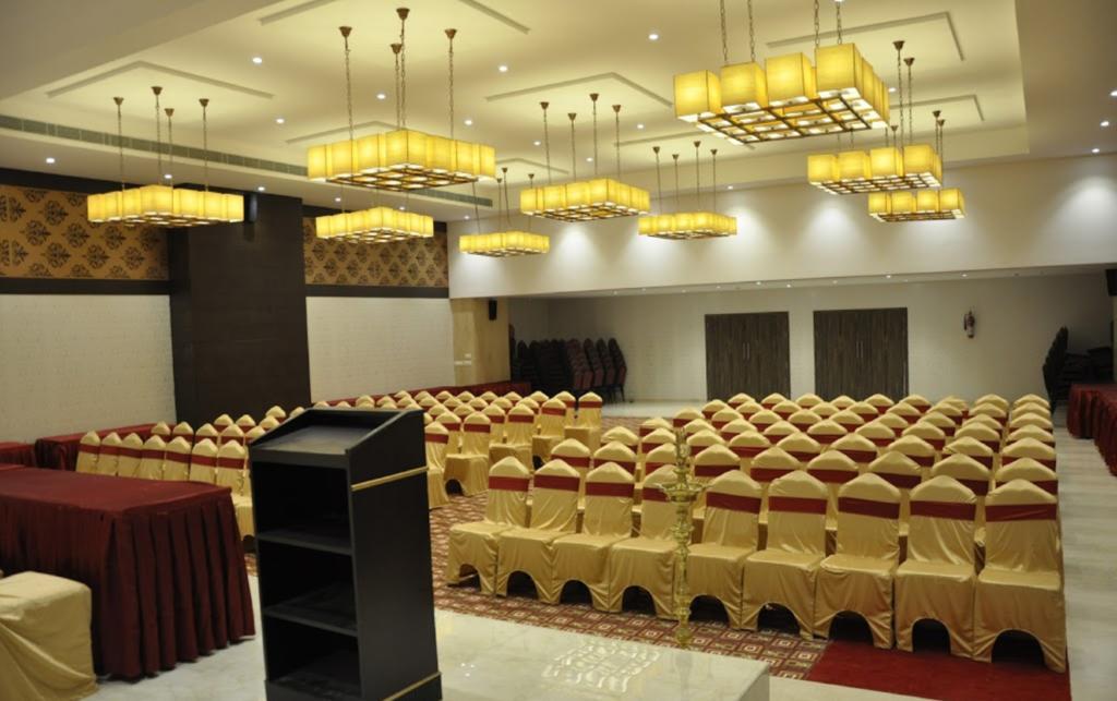 Hotel Ganpat Grand à Palni Extérieur photo
