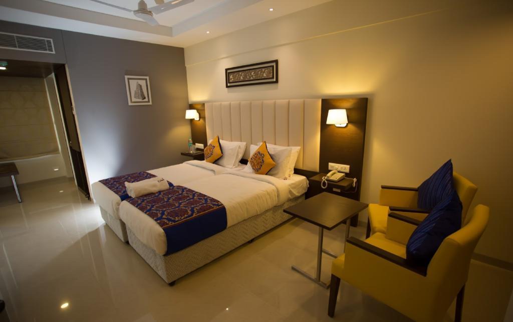 Hotel Ganpat Grand à Palni Extérieur photo