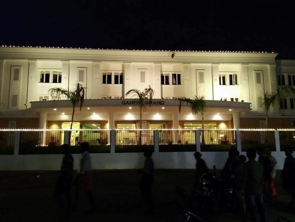 Hotel Ganpat Grand à Palni Extérieur photo